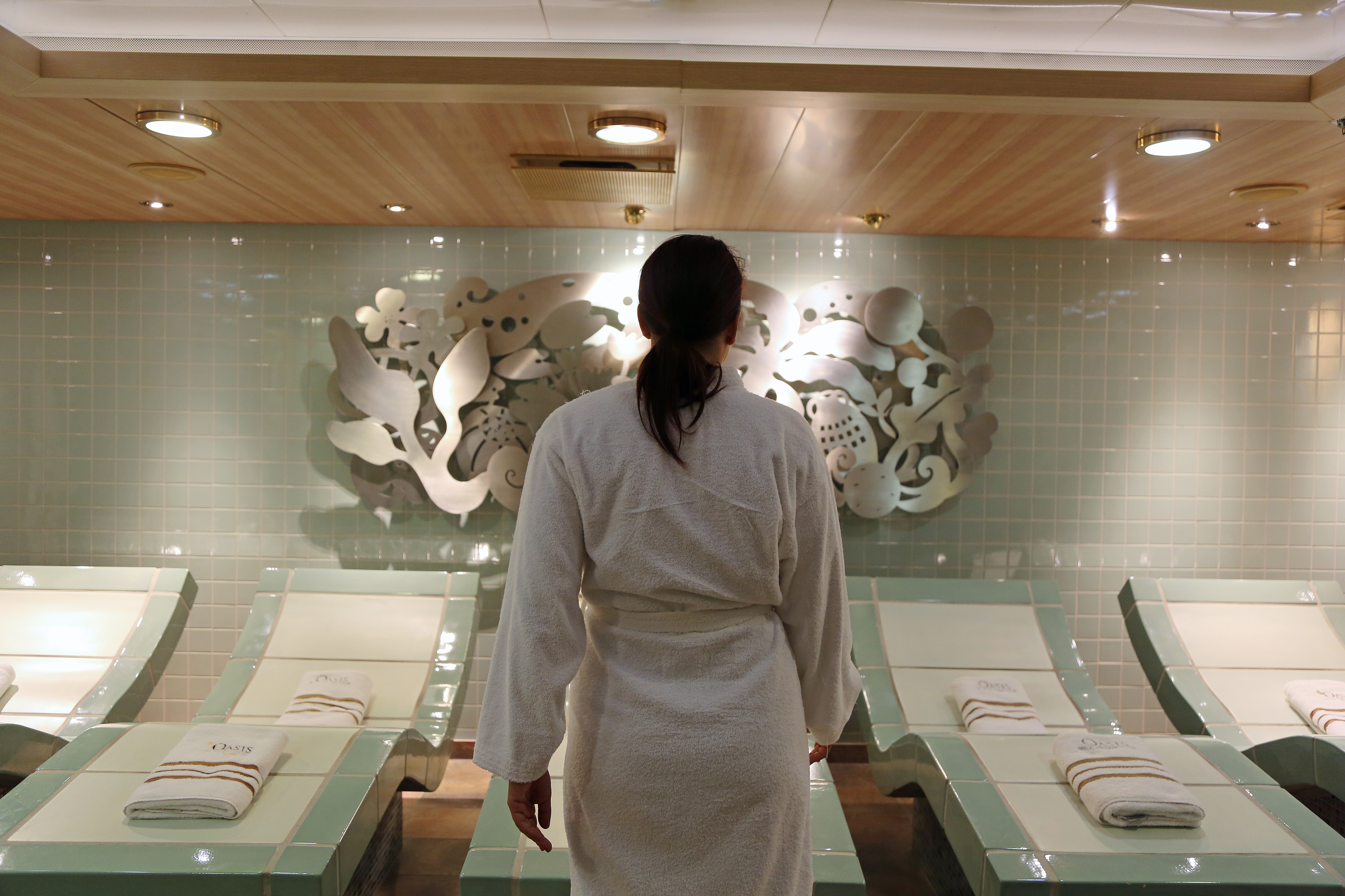 Heated thermal beds in the spa